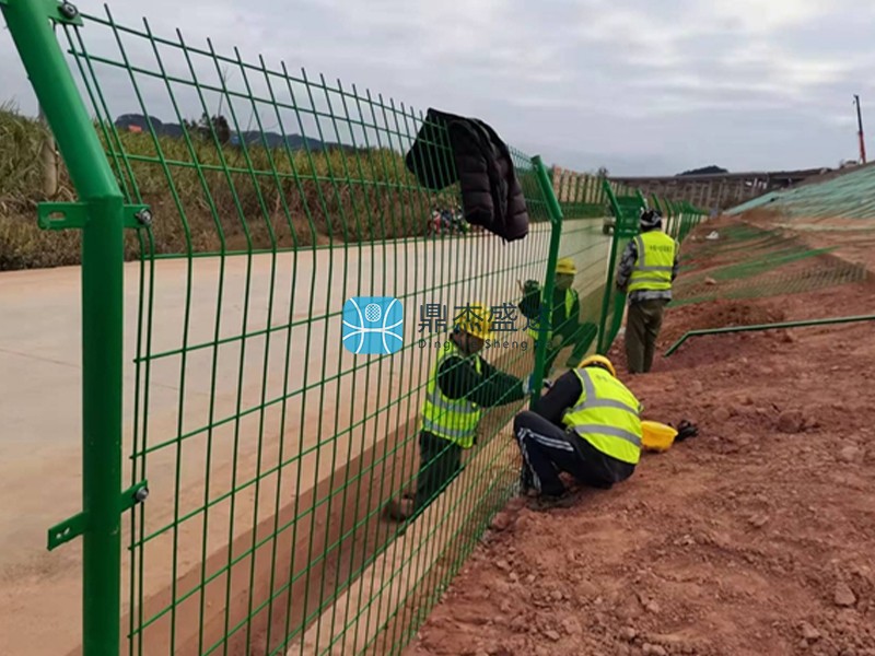 公路護(hù)欄網(wǎng)施工